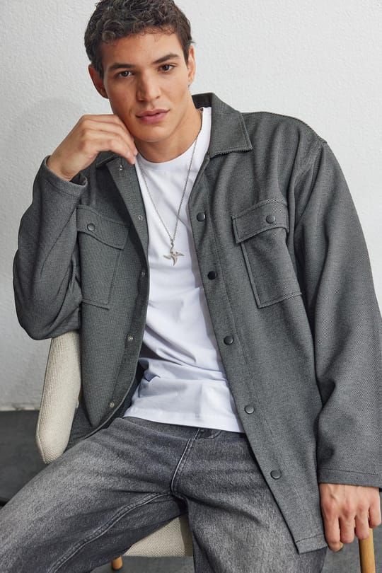 Erkek Relax Fit Rahat Kesim Çift Cepli Örme Siyah Apaş Yaka Gömlek