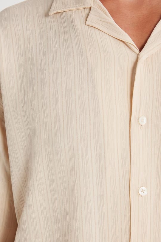 Erkek Relax Fit Rahat Kesim Çizgili Apaş Yaka Kısa Kollu Açık Bej Gömlek