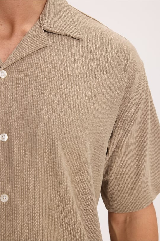 Erkek Relax Fit Rahat Kesim Kısa Kollu Apaş Yaka Jakarlı Kumaş Örme Düz Bej Gömlek