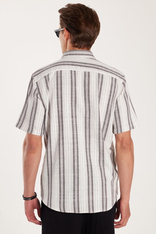 Erkek Regular Fit Klasik Kesim Oversize %100 Pamuk Keten Doku Tek Cepli Çizgili Kısa Kollu Gömlek
