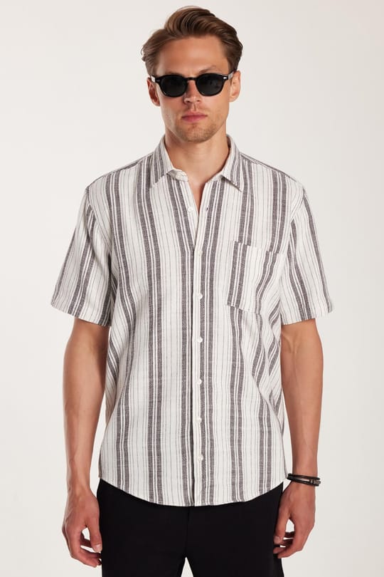 Erkek Regular Fit Klasik Kesim Oversize %100 Pamuk Keten Doku Tek Cepli Çizgili Kısa Kollu Gömlek