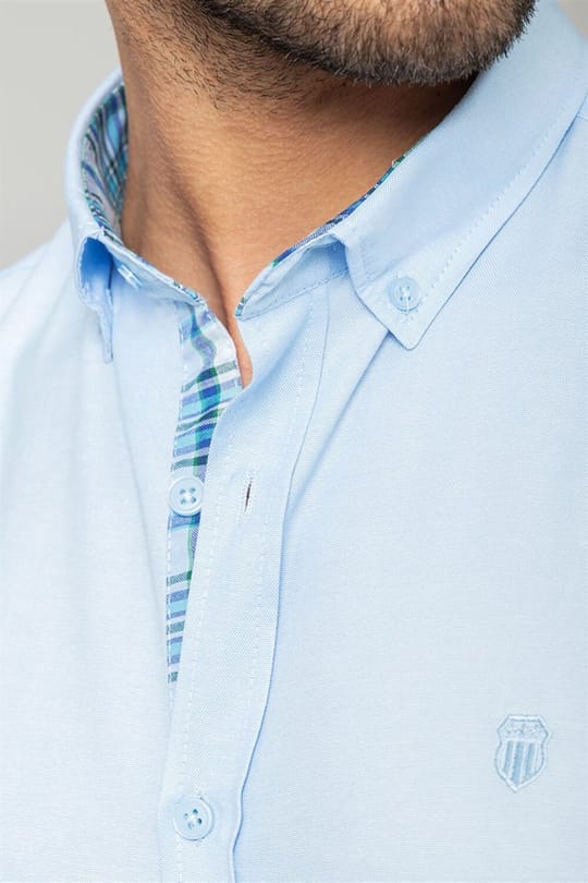 Erkek Slim Fit Dar Kesim Kısa Kollu Pamuklu Oxford Doku Kolay Ütülenebilir Mavi Düğmeli Yaka Gömlek