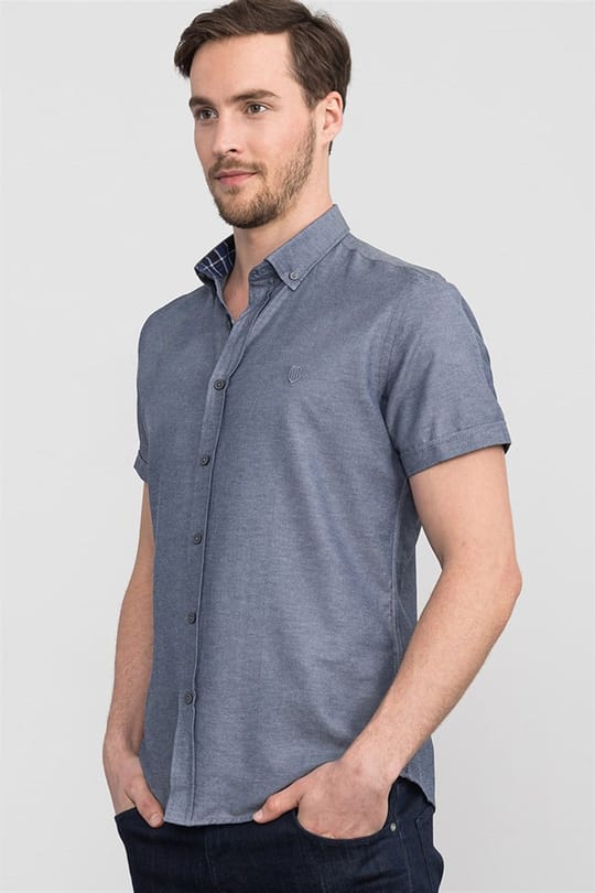 Erkek Slim Fit Dar Kesim Kısa Kollu Pamuklu Oxford Doku Lacivert Düğmeli Yaka Gömlek