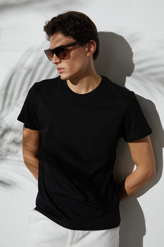 Unisex Slim Fit Dar Kesim %100 Pamuk Yumuşak Dokulu Siyah Bisiklet Yaka Tişört