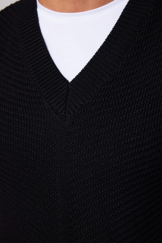 Erkek Slim Fit V Yaka Kendinden Desenli Siyah Süveter