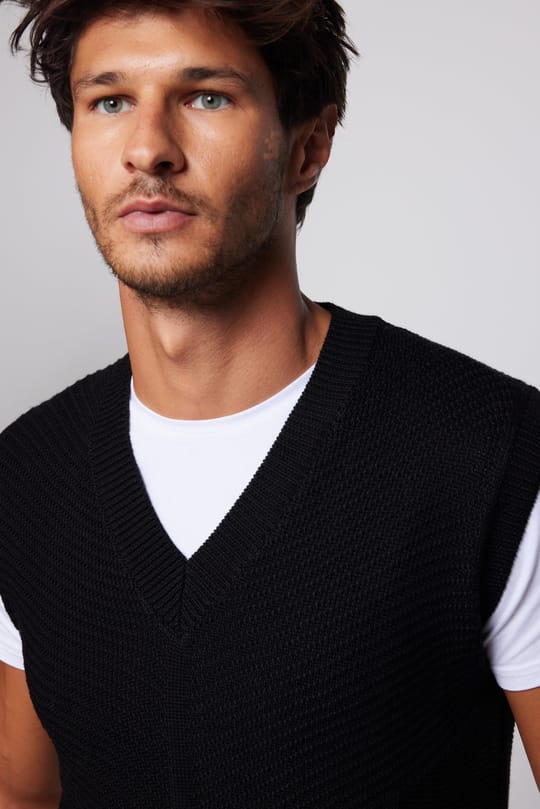 Erkek Slim Fit V Yaka Kendinden Desenli Siyah Süveter