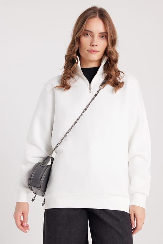 Kadın Relax Fit Rahat Kesim Pamuklu İçi Polarlı Yarım Fermuarlı Beyaz Dik Yaka Sweatshirt
