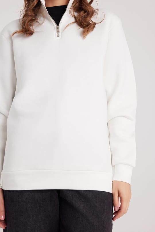Kadın Relax Fit Rahat Kesim Pamuklu İçi Polarlı Yarım Fermuarlı Beyaz Dik Yaka Sweatshirt
