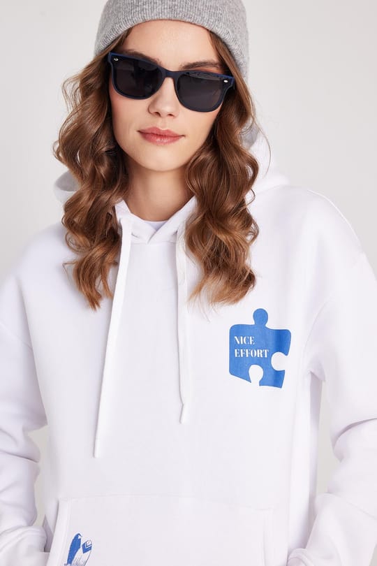 Kadın Oversize Geniş Kesim Pamuklu Yumuşak Dokulu İçi Polarlı Baskılı Beyaz Kapüşonlu Sweatshirt