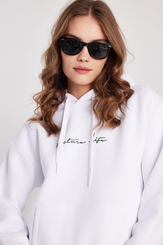 Kadın Oversize Geniş Kesim Pamuklu Yumuşak Dokulu İçi Polarlı Baskılı Beyaz Kapüşonlu Sweatshirt