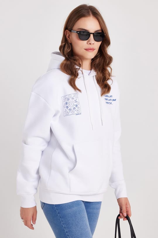 Kadın Oversize Geniş Kesim Pamuklu Yumuşak Dokulu İçi Polarlı Baskılı Beyaz Kapüşonlu Sweatshirt