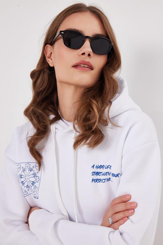 Kadın Oversize Geniş Kesim Pamuklu Yumuşak Dokulu İçi Polarlı Baskılı Beyaz Kapüşonlu Sweatshirt