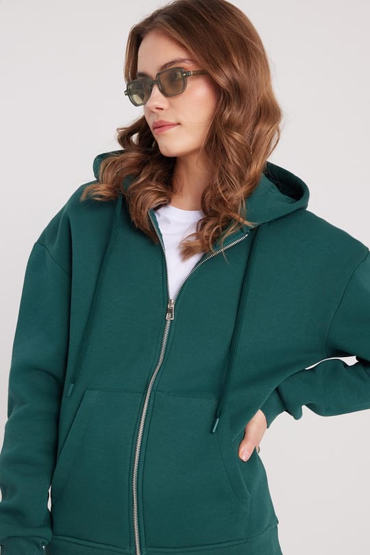 Kadın Relax Fit Rahat Kesim Pamuklu İçi Polarlı Çift Cepli Fermuarlı Yeşil Kapüşonlu Sweatshirt