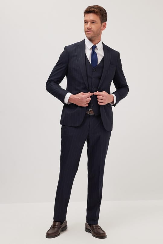 Erkek Slim Fit Lacivert Esnek Likralı Kumaş Sivri Yaka Yelekli Takım Elbise