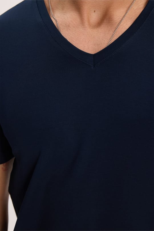 Erkek Slim Fit Dar Kesim Pamuklu Yumuşak Dokulu Likralı Esnek Kumaş Düz Basic Lacivert V Yaka Tişört