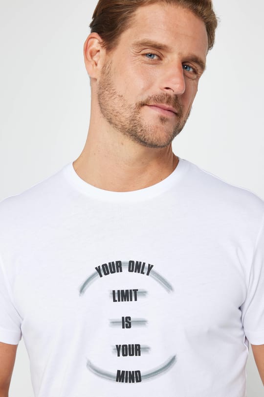 Erkek Slim Fit Dar Kesim %100 Pamuk Yumuşak Dokulu Baskılı Beyaz Bisiklet Yaka Tişört