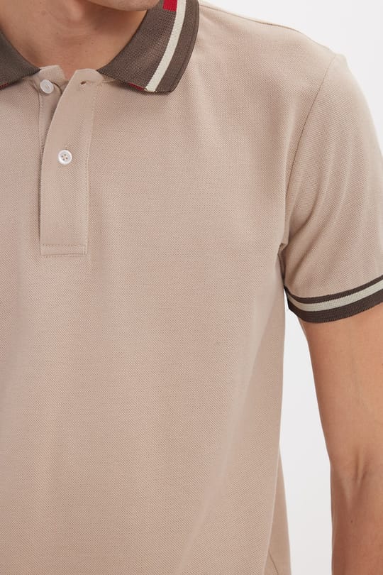 Erkek Slim Fit Dar Kesim %100 Pamuk Düz Pike Yaka ve Kol Detaylı Bej Polo Yaka Tişört