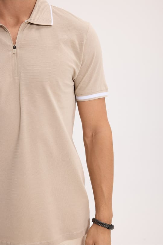 Erkek Slim Fit Dar Kesim %100 Pamuk Jakarlı Düz Yaka ve Kol Detaylı Bej Polo Yaka Tişört