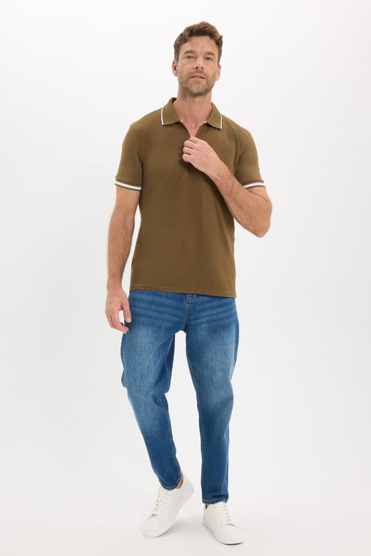 Erkek Slim Fit Dar Kesim %100 Pamuk Jakarlı Düz Yaka ve Kol Detaylı Kahverengi Polo Yaka Tişört
