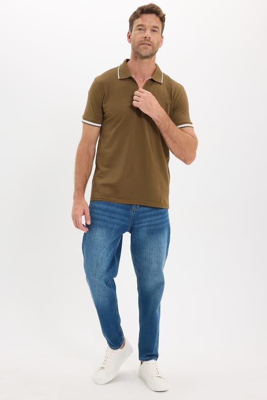 Erkek Slim Fit Dar Kesim %100 Pamuk Jakarlı Düz Yaka ve Kol Detaylı Kahverengi Polo Yaka Tişört
