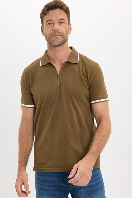 Erkek Slim Fit Dar Kesim %100 Pamuk Jakarlı Düz Yaka ve Kol Detaylı Kahverengi Polo Yaka Tişört