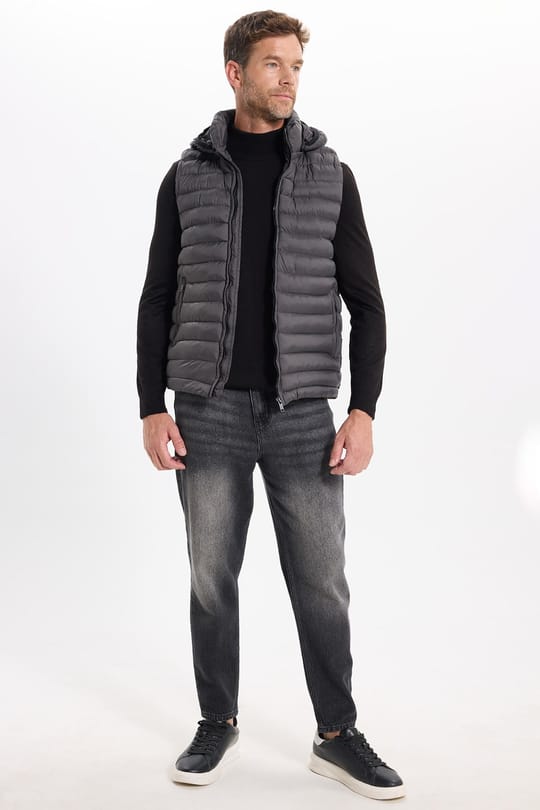 Erkek Slim Fit Dar Kesim Rüzgara Karşı Dayanıklı Cepli Antrasit Çıkabilir Kapüşonlu Şişme Yelek