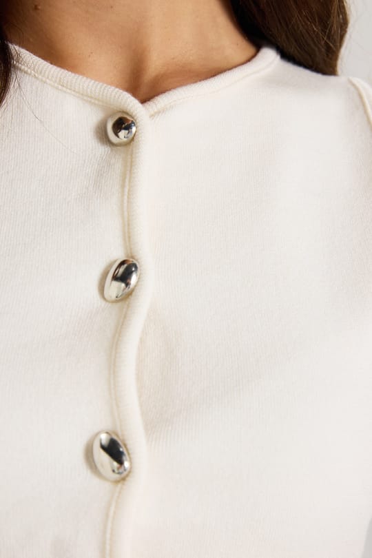 Kadın Slim Fit Dar Kesim Metal Düğmeli Önü Yırtmaçlı Beyaz Crop Triko Yelek