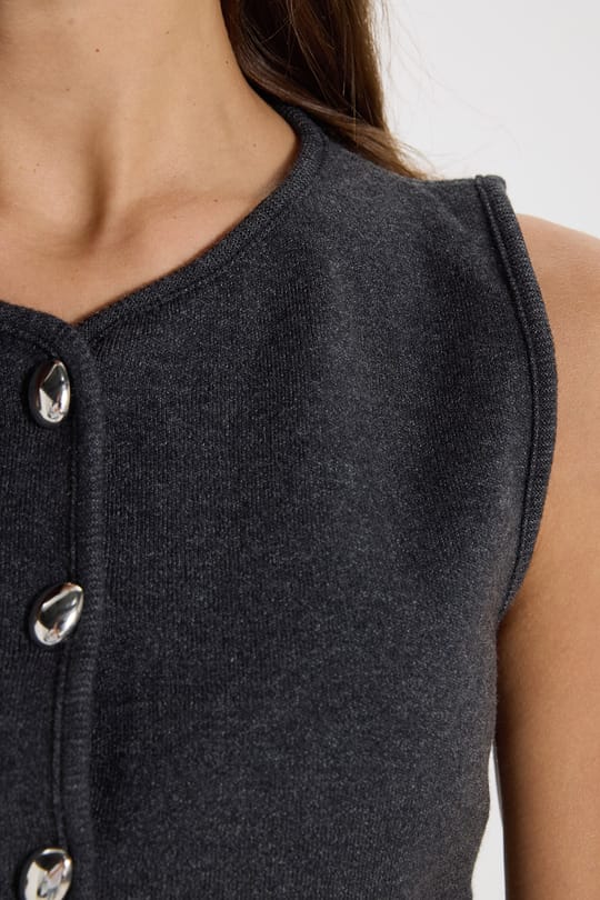 Kadın Slim Fit Dar Kesim Metal Düğmeli Önü Yırtmaçlı Gri Crop Triko Yelek