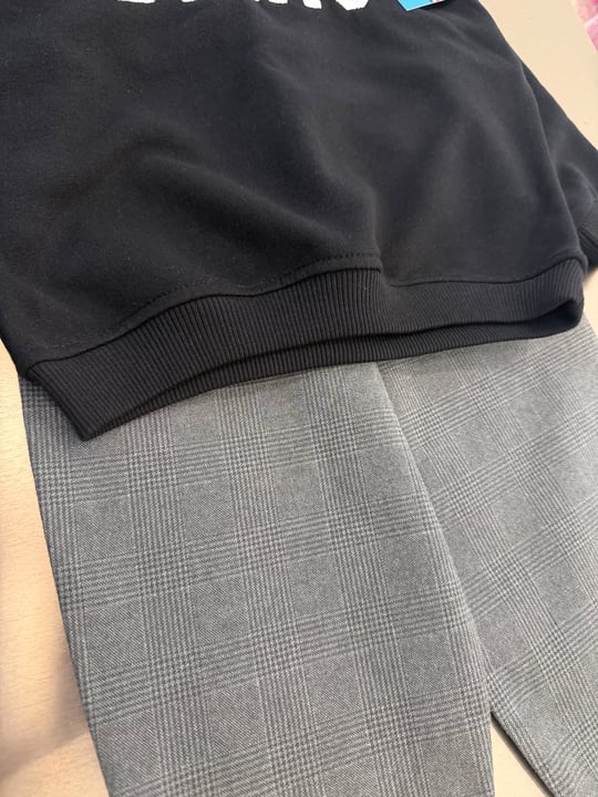 Yazı Baskılı Siyah Sweatshirt ve Gri Ekose Pantolon Takımı – görsel 2