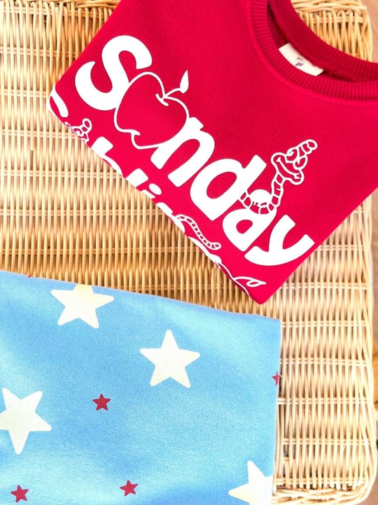 Kırmızı Sweatshirt ve Desenli Mavi Eşofman Takımı – görsel 2