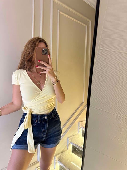 Açık Sarı Kruvaze Bağlamalı Kısa Kollu Bluz