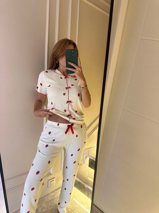 Kadın Sarı Çilek Desen Fiyonklu Alt Uzun Pijama Takım