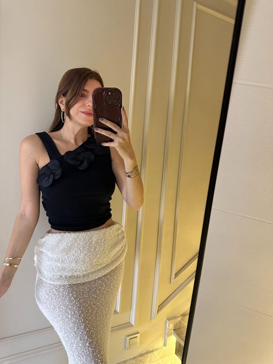 Siyah İncili Çiçek Detay Bluz