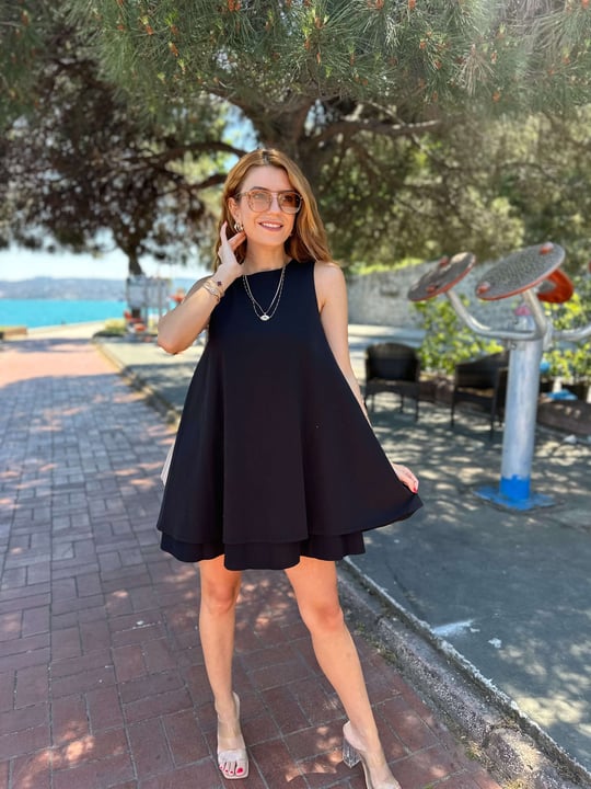 Siyah Volümlü Kısa Elbise