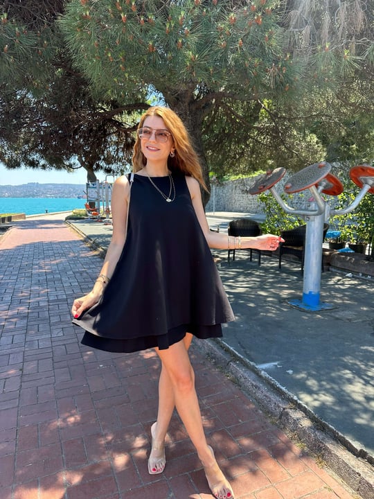 Siyah Volümlü Kısa Elbise