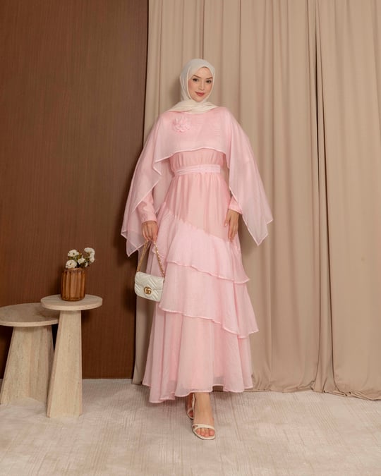 Aksesuarlı Kat Detaylı Pembe Elbise
