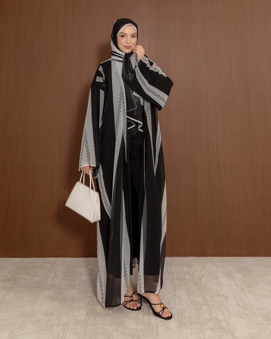 Şal Detaylı Desenli Siyah-Beyaz Abaya