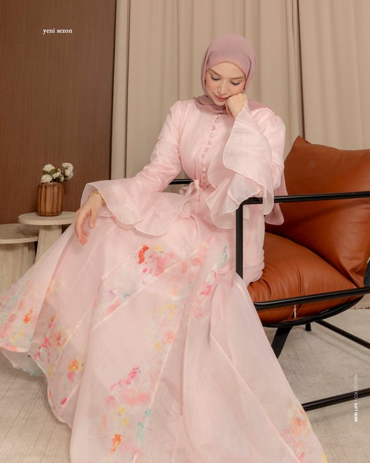 Volan Detaylı Desenli Pembe Elbise