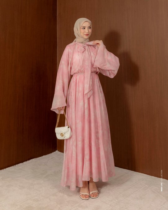 Yaka Bağcıklı Desenli Pembe Elbise