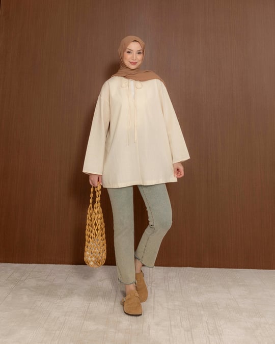 Yaka Bağcıklı Krem Naturel Bluz