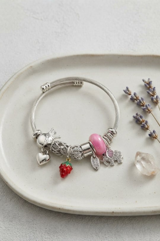 Fil Çilek ve Kalp Charmlı Bileklik
