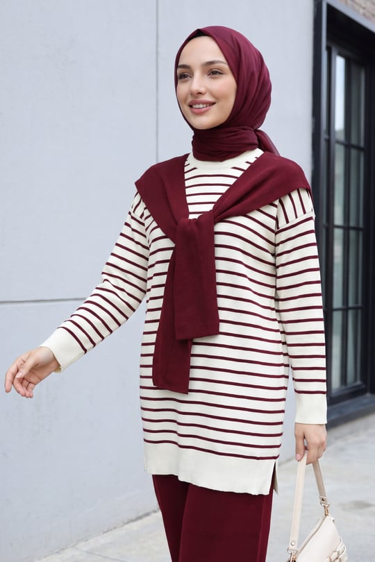 Fular Detaylı Yırtmaçlı Çizgili Triko Takım  -Bordo