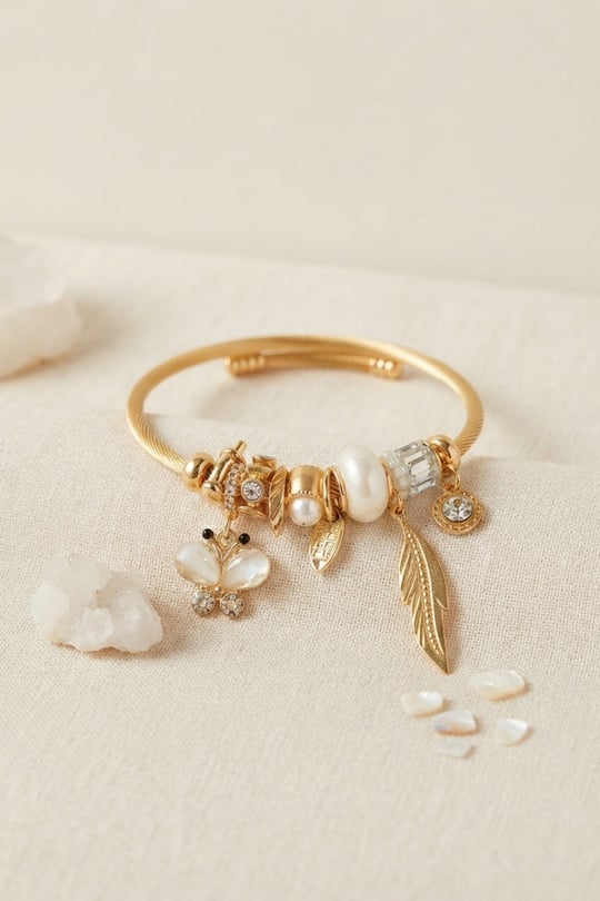 Kelebek Model Gold Renk Beyaz Charmlı Bileklik
