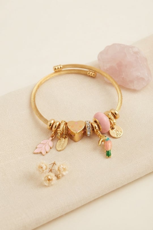 Kuş Figürlü Pembe Charmlı Gold Renk Bileklik