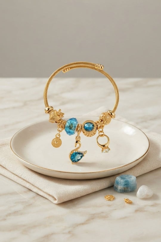 Mavi Kuğu Model Gold Renk Charmlı Bileklik