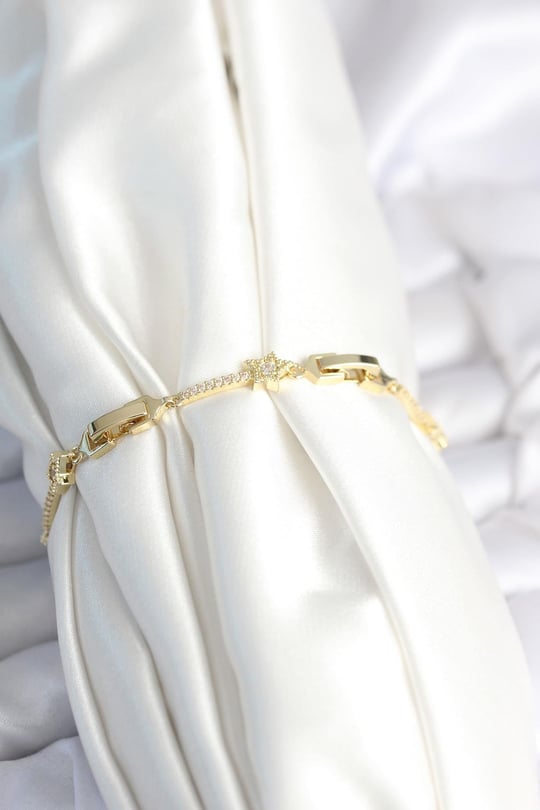 Pirinç Gold Renk Halley Yıldız Model Kadın Bileklik