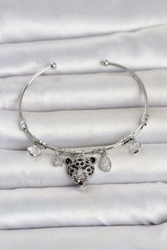 Pirinç Gümüş Renk Leopar Detaylı Charmlı Kadın Bileklik
