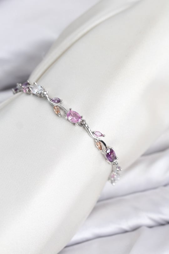 Pirinç Gümüş Renk Pembe ve Mor Zirkon Taşlı Çiçek Model Kadın Bileklik