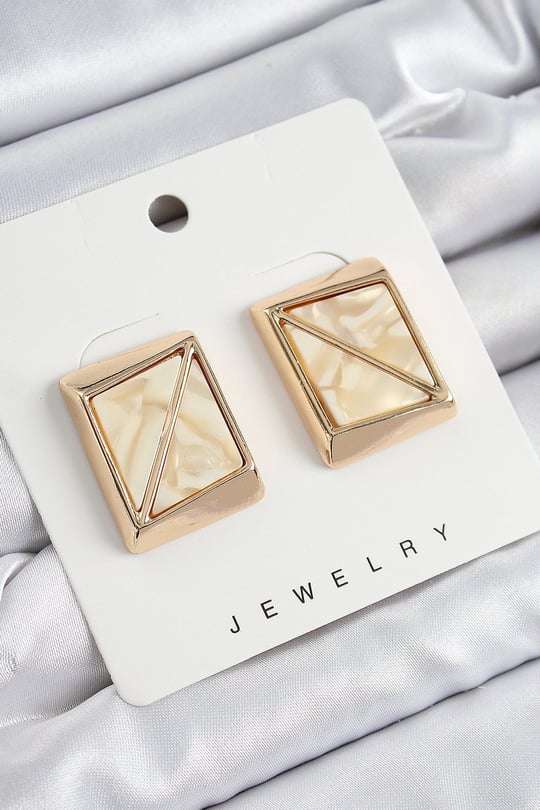 Pirinç Krem Üçgen Kesim Detaylı Kare Model Vintage Gold Renk Kadın Küpe