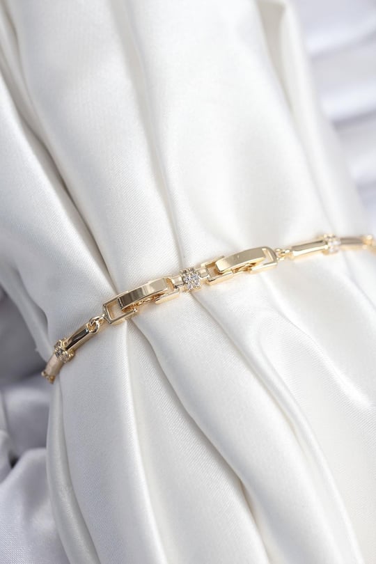 Pirinç VIP Seri Gold Renk Parçalı Model Zirkon Taşlı Kadın Bileklik